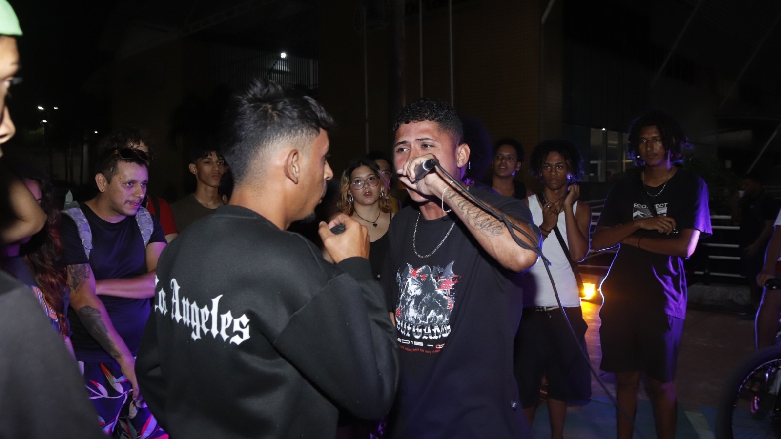 jovens numa batalha de rima